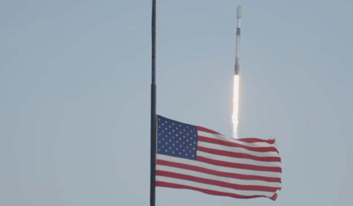 Запуск ракеты Falcon 9 Block 5 с группой спутников Starlink Group 12-11