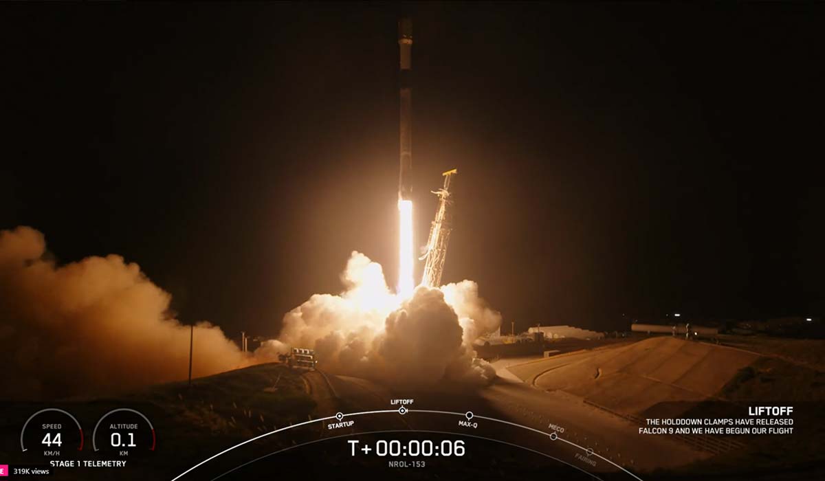 Ракета Falcon 9 Block 5 взлетает со стартовой площадки со спутниками NROL-153
