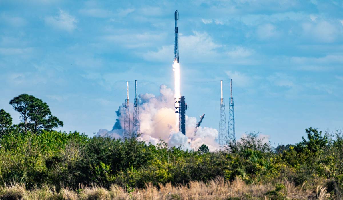 Запуск ракеты Falcon 9 Block 5 с группой спутников Starlink Group 12-12