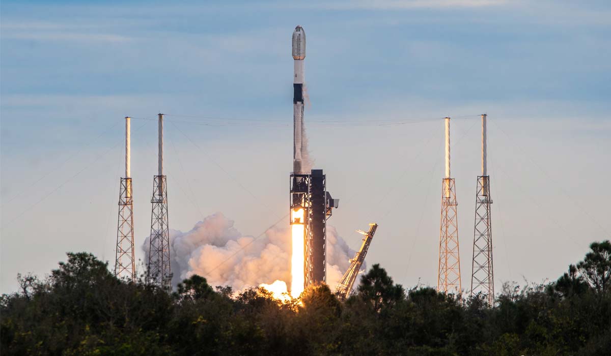 Запуск ракеты Falcon 9 Block 5 с группой спутников Starlink Group 12-4