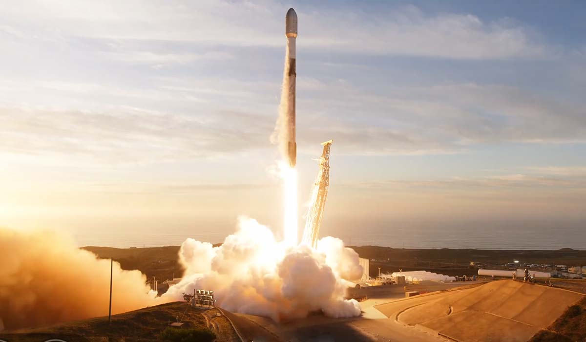 Запуск ракеты Falcon 9 Block 5 с группой спутников Starlink Group 15-1