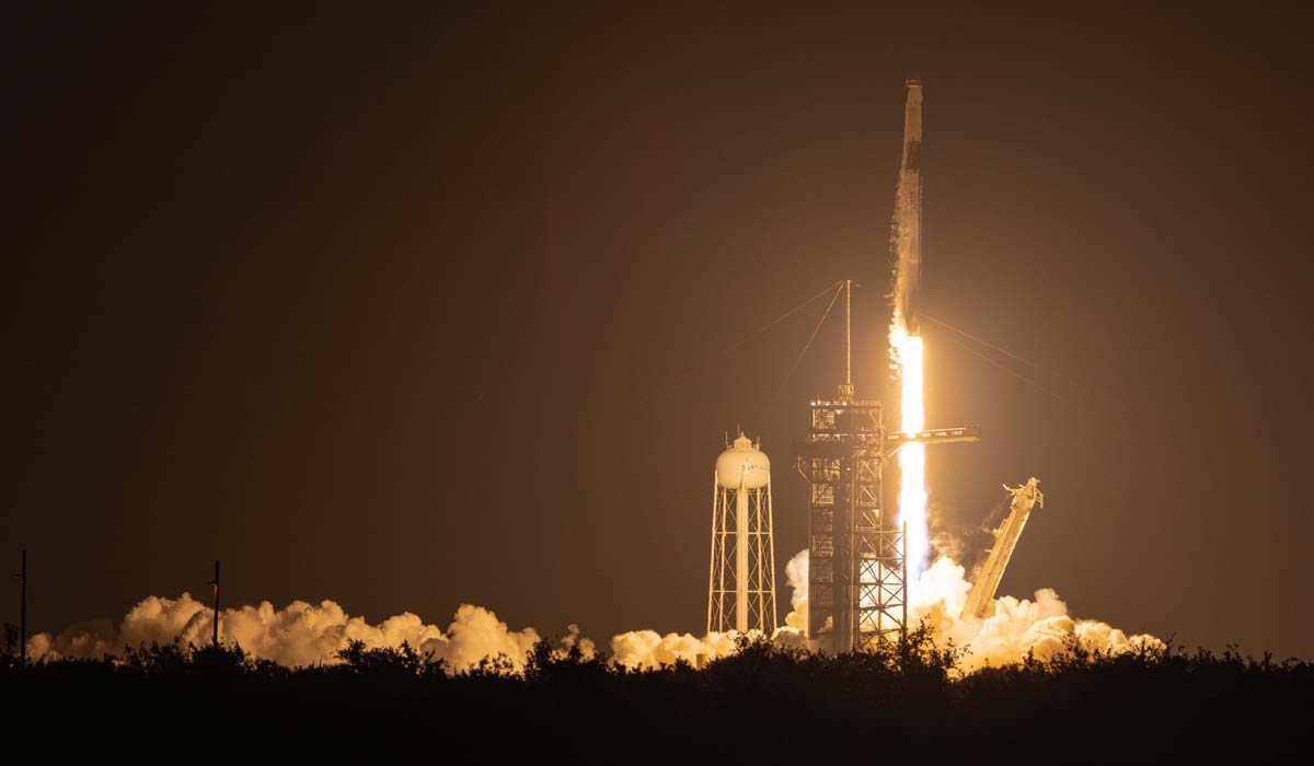 Запуск ракеты Falcon 9 Block 5 с космическим кораблем Crew Dragon