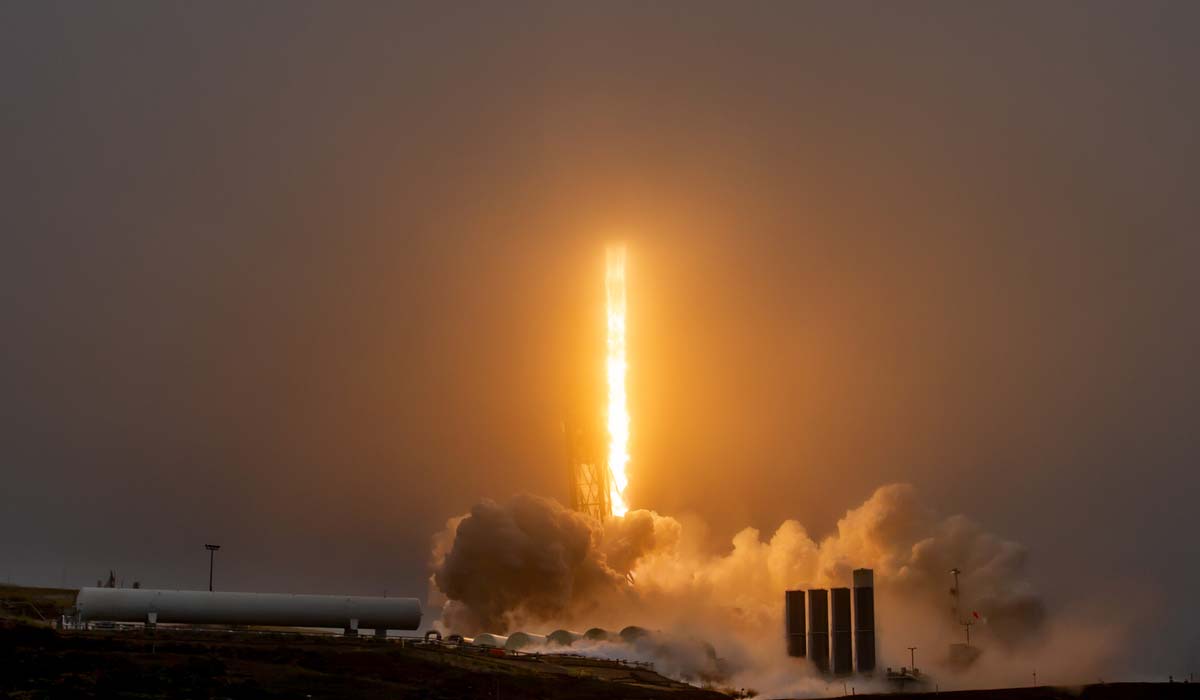 Запуск ракеты Falcon 9 Block 5 с группой спутников Starlink Group 17-1