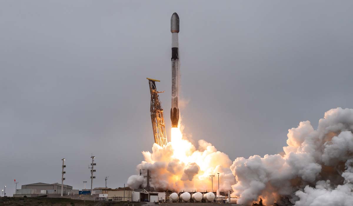 Запуск ракеты Falcon 9 Block 5 с группой спутников Starlink Group 11-22