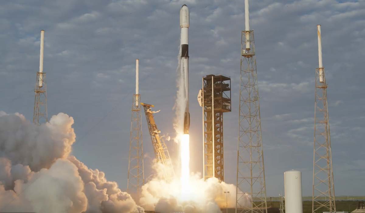 Запуск ракеты Falcon 9 Block 5 с группой спутников Starlink Group 10-22