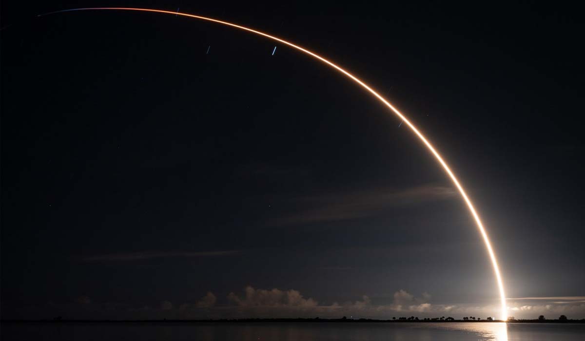 Запуск ракеты Falcon 9 Block 5 с группой спутников Starlink Group 10-15