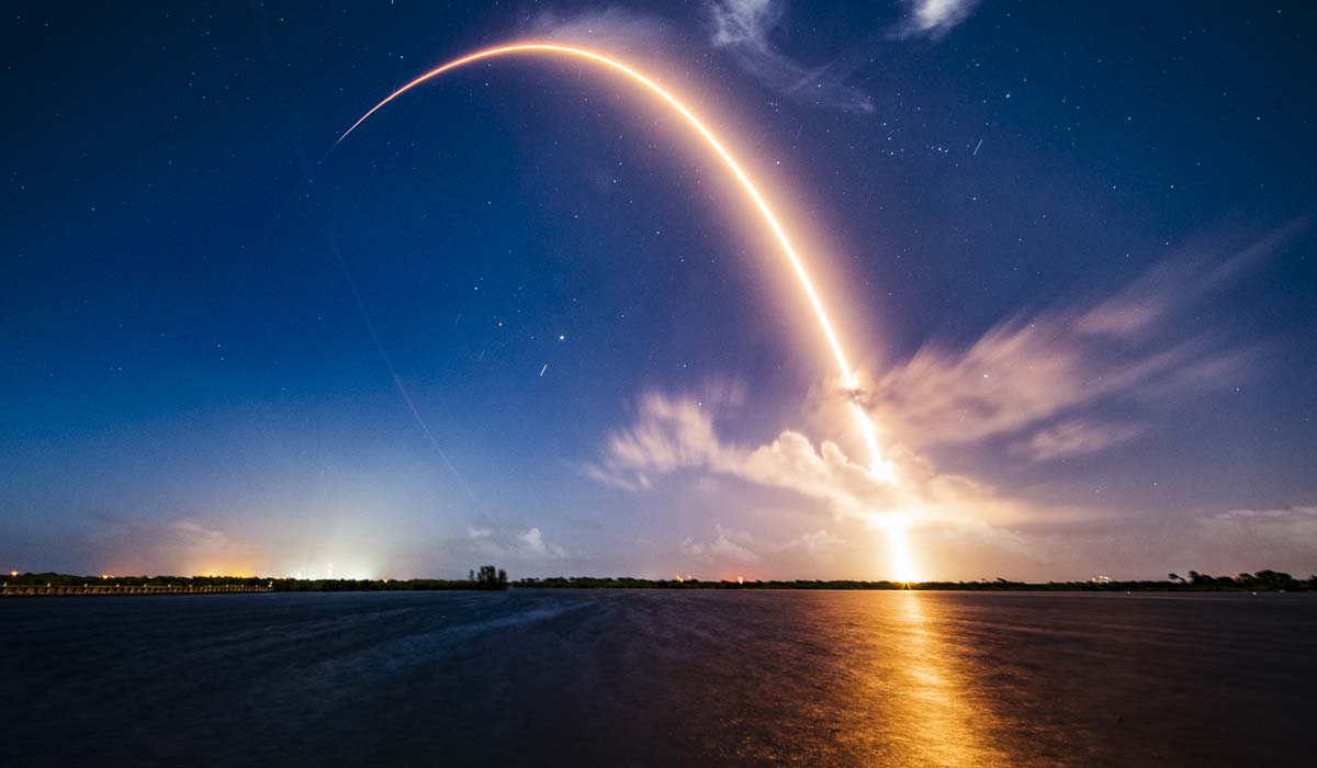 Запуск ракеты Falcon 9 Block 5 с группой спутников Starlink Group 10-59