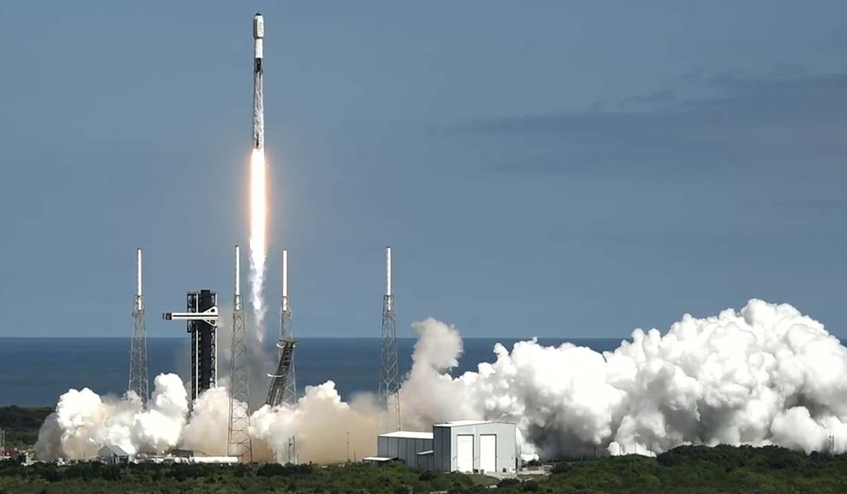 Запуск ракеты Falcon 9 Block 5 с группой спутников Starlink Group 10-37
