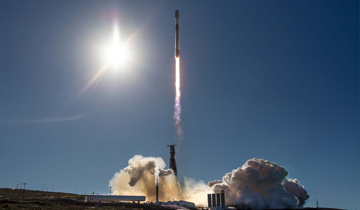 Запуск ракеты Falcon 9 Block 5 с группой спутников Starlink Group 11-15