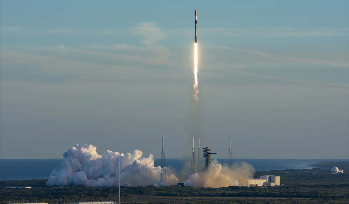 Запуск ракеты Falcon 9 Block 5 с группой спутников Starlink Group 6-90