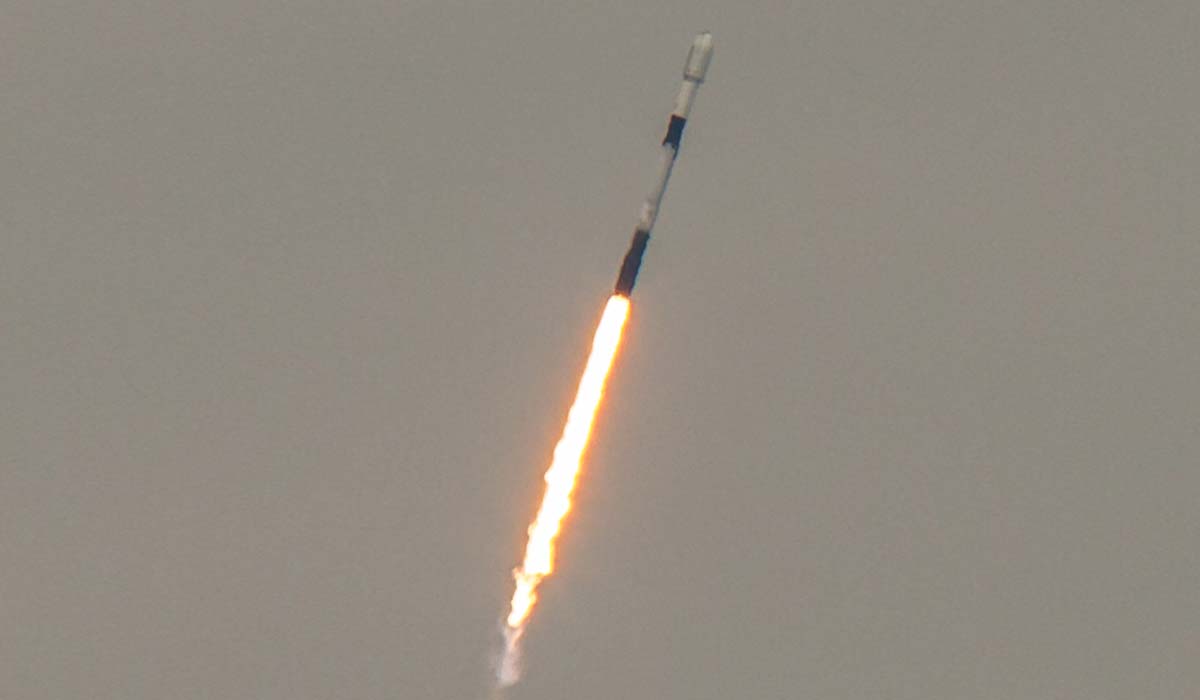 Запуск ракеты Falcon 9 Block 5 с группой спутников Starlink Group 6-98