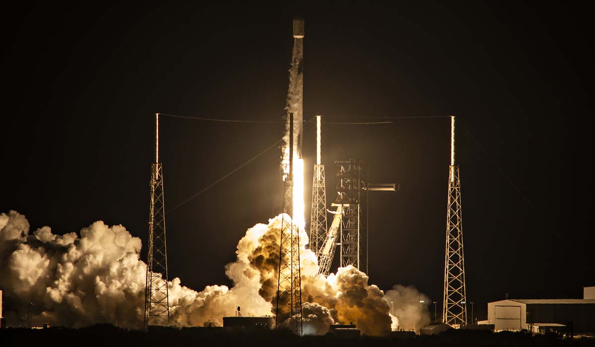 Запуск ракеты Falcon 9 Block 5 с группой спутников Starlink Group 6-104