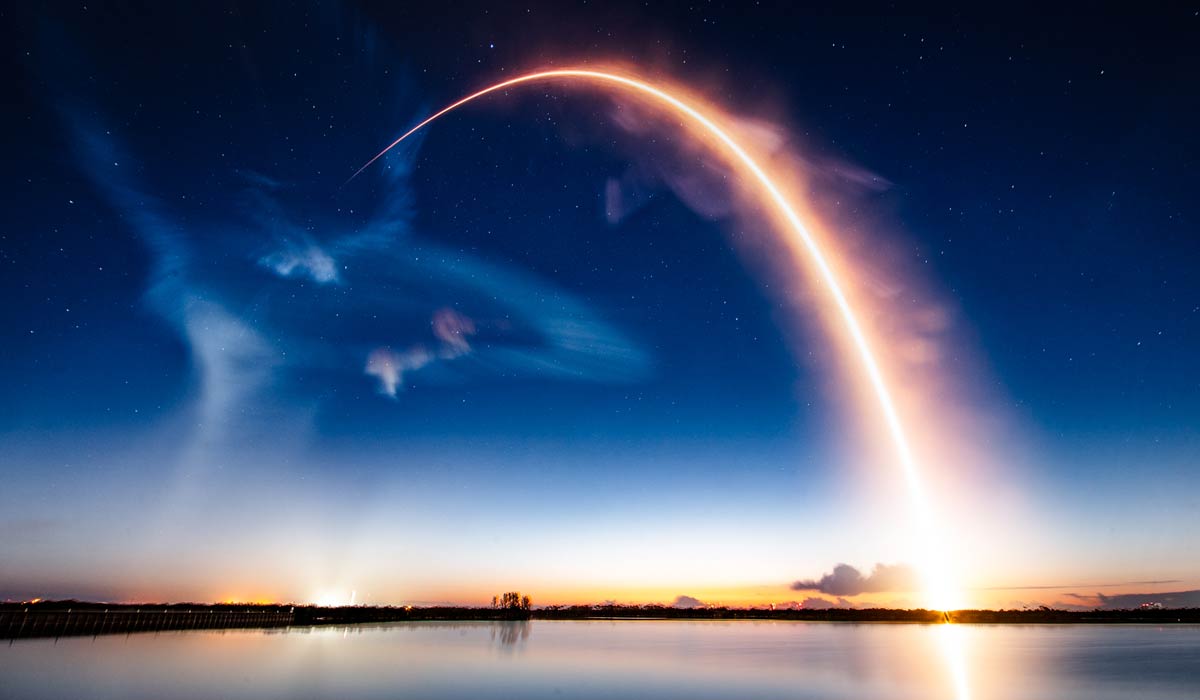 Запуск ракеты Falcon 9 Block 5 с группой спутников Starlink Group 10-40