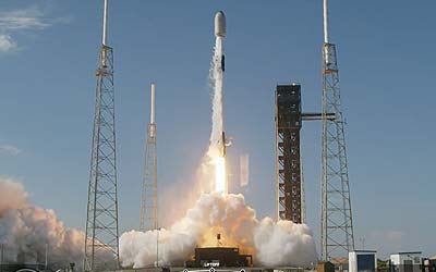 Запуск ракеты Falcon 9 Block 5 с группой спутников Starlink Group 10-5