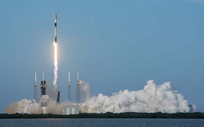 Запуск ракеты Falcon 9 Block 5 с группой спутников Starlink Group 6-77