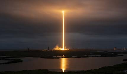 Запуск ракеты Falcon 9 Block 5 с группой спутников Starlink Group 10-12