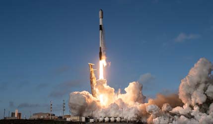 Запуск ракеты Falcon 9 Block 5 с группой спутников Starlink Group 11-13