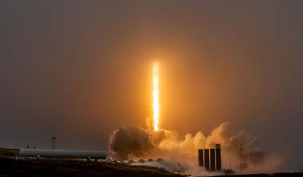 Запуск ракеты Falcon 9 Block 5 с группой спутников Starlink Group 17-1