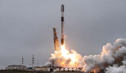 Запуск ракеты Falcon 9 Block 5 с группой спутников Starlink Group 11-22