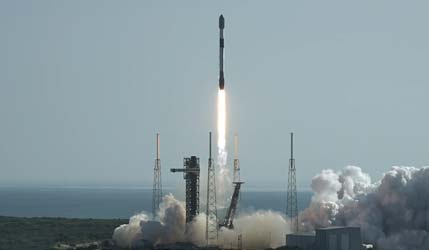 Запуск ракеты Falcon 9 Block 5 с группой спутников Starlink Group 12-24