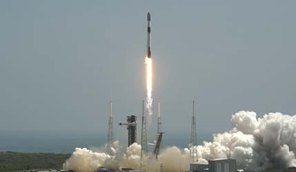 Запуск ракеты Falcon 9 Block 5 с группой спутников Starlink Group 12-26