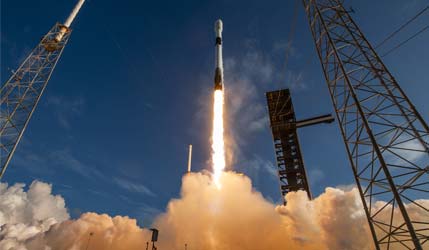 Ракета Falcon 9 с космическим кораблем CygnusXL миссии CRS NG-23 влетает