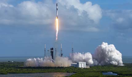 Запуск ракеты Falcon 9 Block 5 с группой спутников Starlink Group 10-21