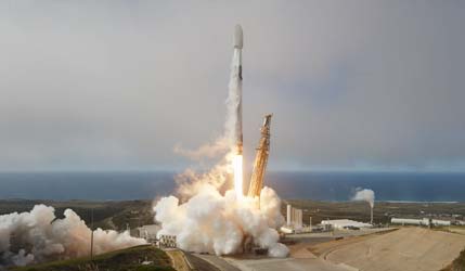 Запуск ракеты Falcon 9 Block 5 с группой спутников Starlink Group 11-14