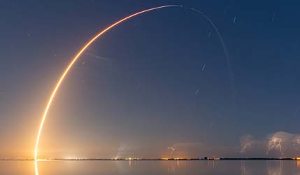 Запуск ракеты Falcon 9 Block 5 с группой спутников Starlink Group 10-51