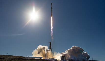 Запуск ракеты Falcon 9 Block 5 с группой спутников Starlink Group 11-15