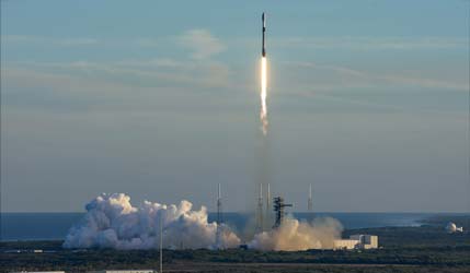 Запуск ракеты Falcon 9 Block 5 с группой спутников Starlink Group 6-90