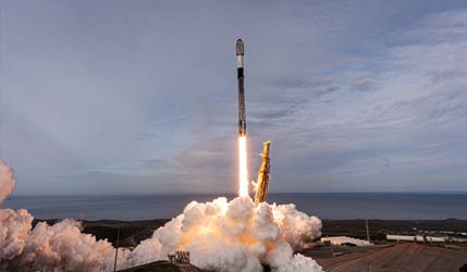 ракета Falcon 9 Block 5 взлетает со спутниками Starlink Group 17-20 на стартовом комплексе базы Ванденберг 