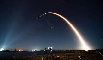 След в ночном небе ракеты Falcon 9 Block 5 при старте со спутником GPS III SV09