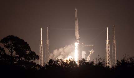 SpaceX Falcon 9 Block 5 с кораблем Dragon Crew-12 взлетает