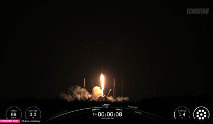 Ракета Falcon 9 Block 5 со спутником EchoStar XXV взлетает со стартовой площадки SLC-40 на мысе Канаверал во Флориде.