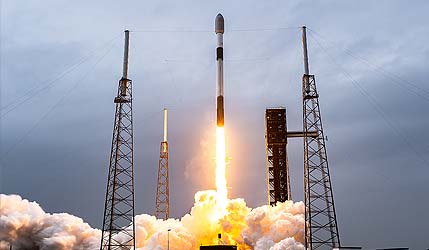 Запуск ракеты Falcon 9 Block 5 с группой спутников Starlink Group 10-33