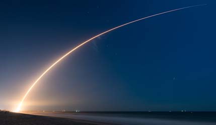 Запуск ракеты Falcon 9 Block 5 с группой спутников Starlink