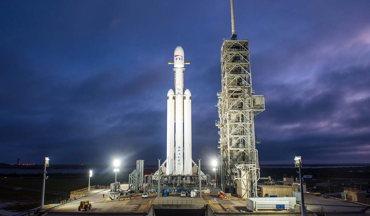 Ракета Falcon Heavy на стартовой площадке