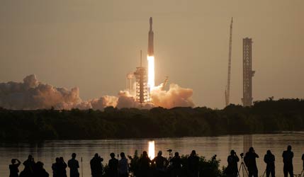 Ракета SapceX Falcon Heavy на стартовому майданчику