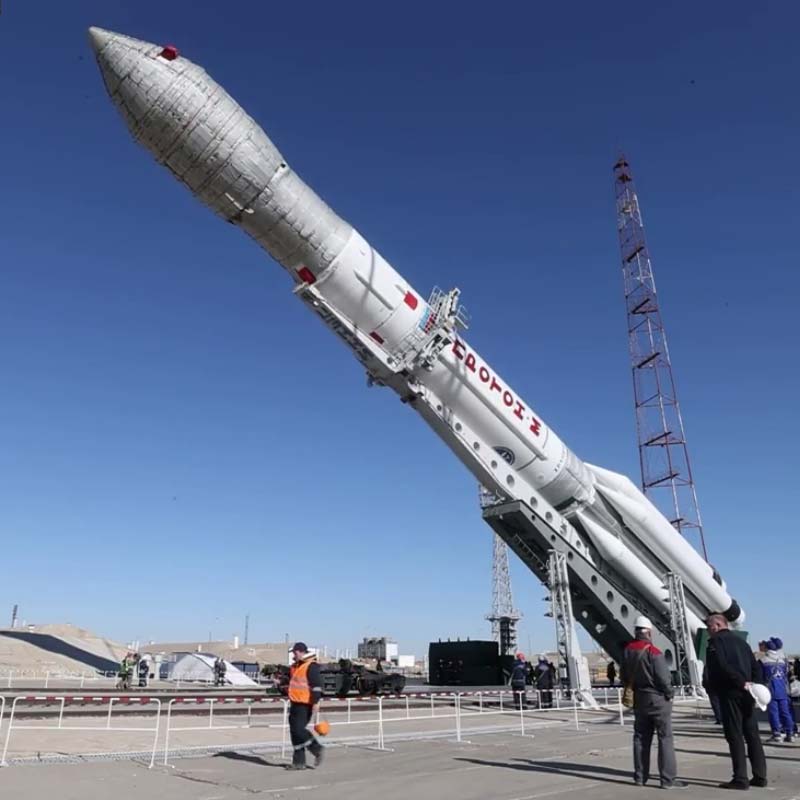 Ракету «Протон-М» зі супутником «Angosat-2» викатили на стартовий майданчик у Байконурі