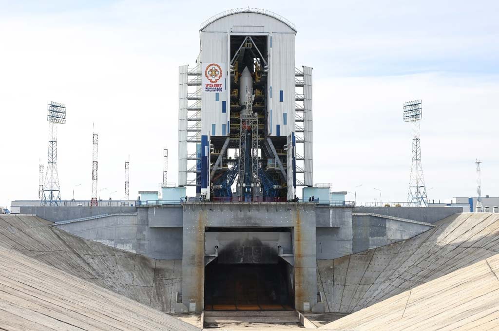 Ракету «Союз-2.1б» зі супутниками «Скіф-Д» та «Гонец-М» викатили на старт