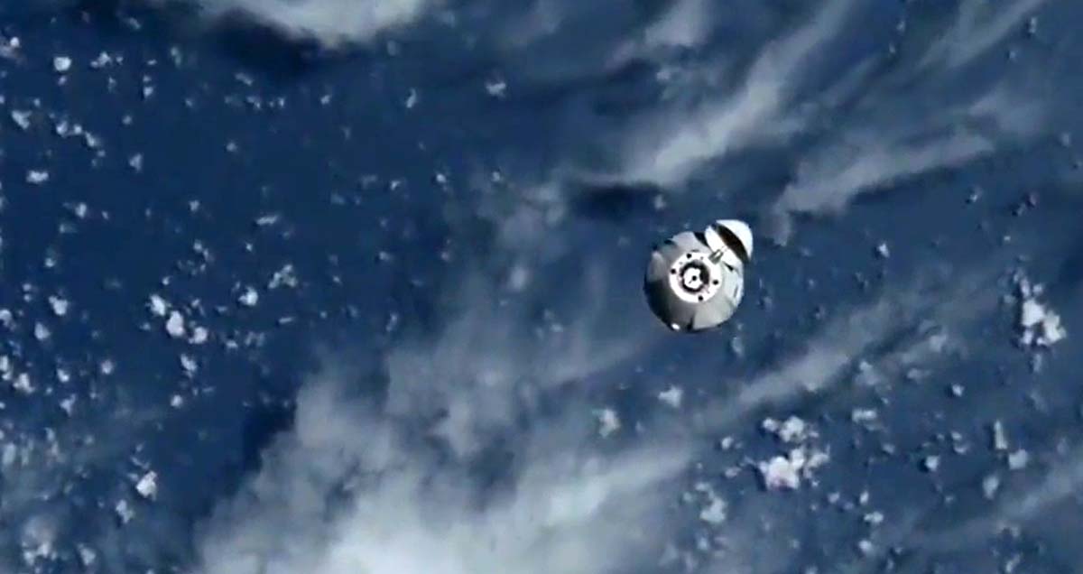 Космічна вантажівка SpaceX Dragon причалила до МКС, привезла сонячні батареї, насіння, експерименти тощо