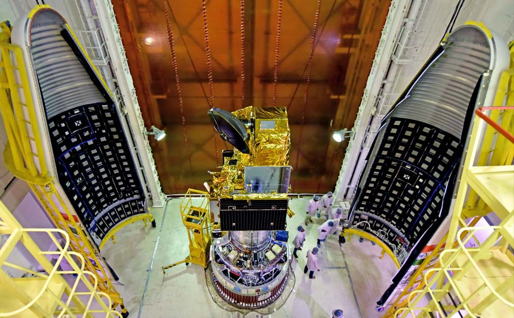 Монтаж супутника EOS-6 в обтічник корисного навантаження ракети PSLV-C54