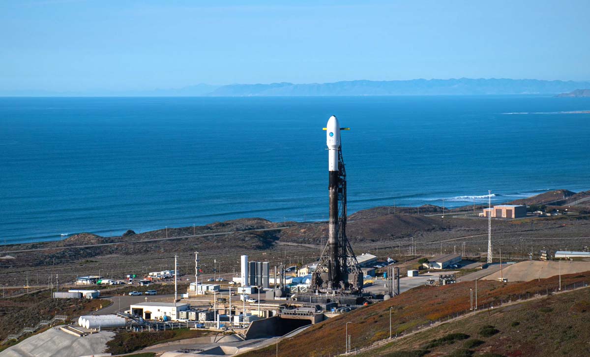 Cупутник SWOT з ракетою Falcon-9 на старті