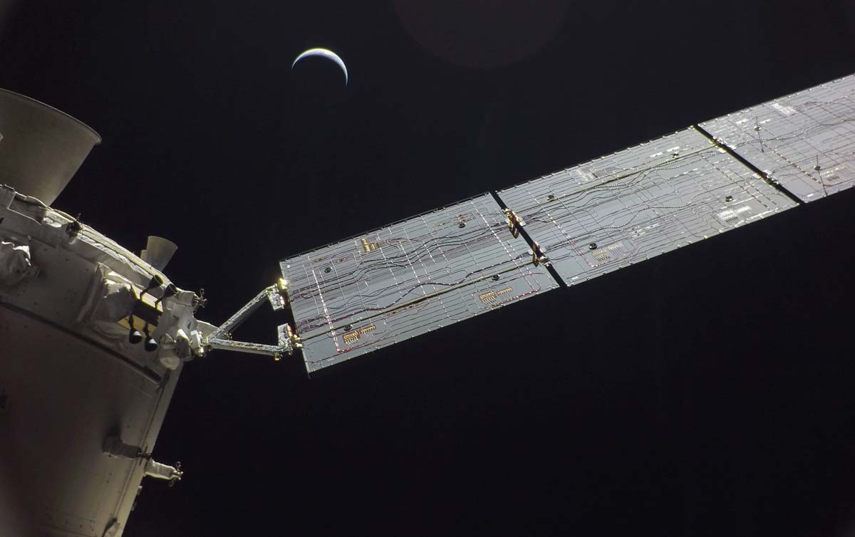 На 25-й день польоту місії Artemis I Orion зробив цю фотографію Землі з камери, встановленої на одній із сонячних батарей. Авторство: NASA