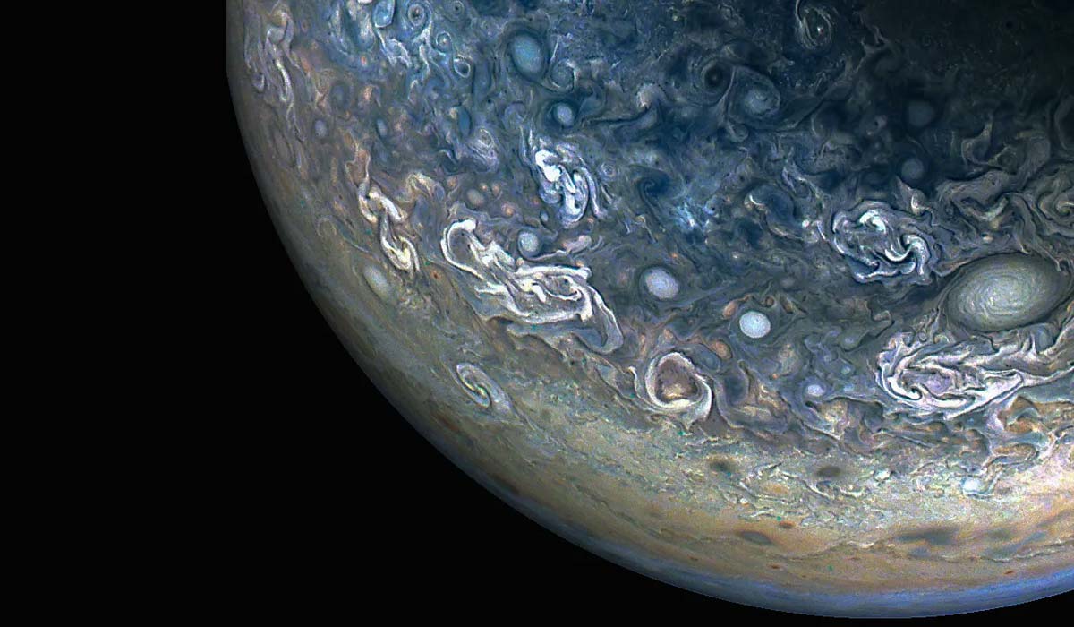 Миссия NASA Juno запечатлела красочные и хаотичные облака Юпитера