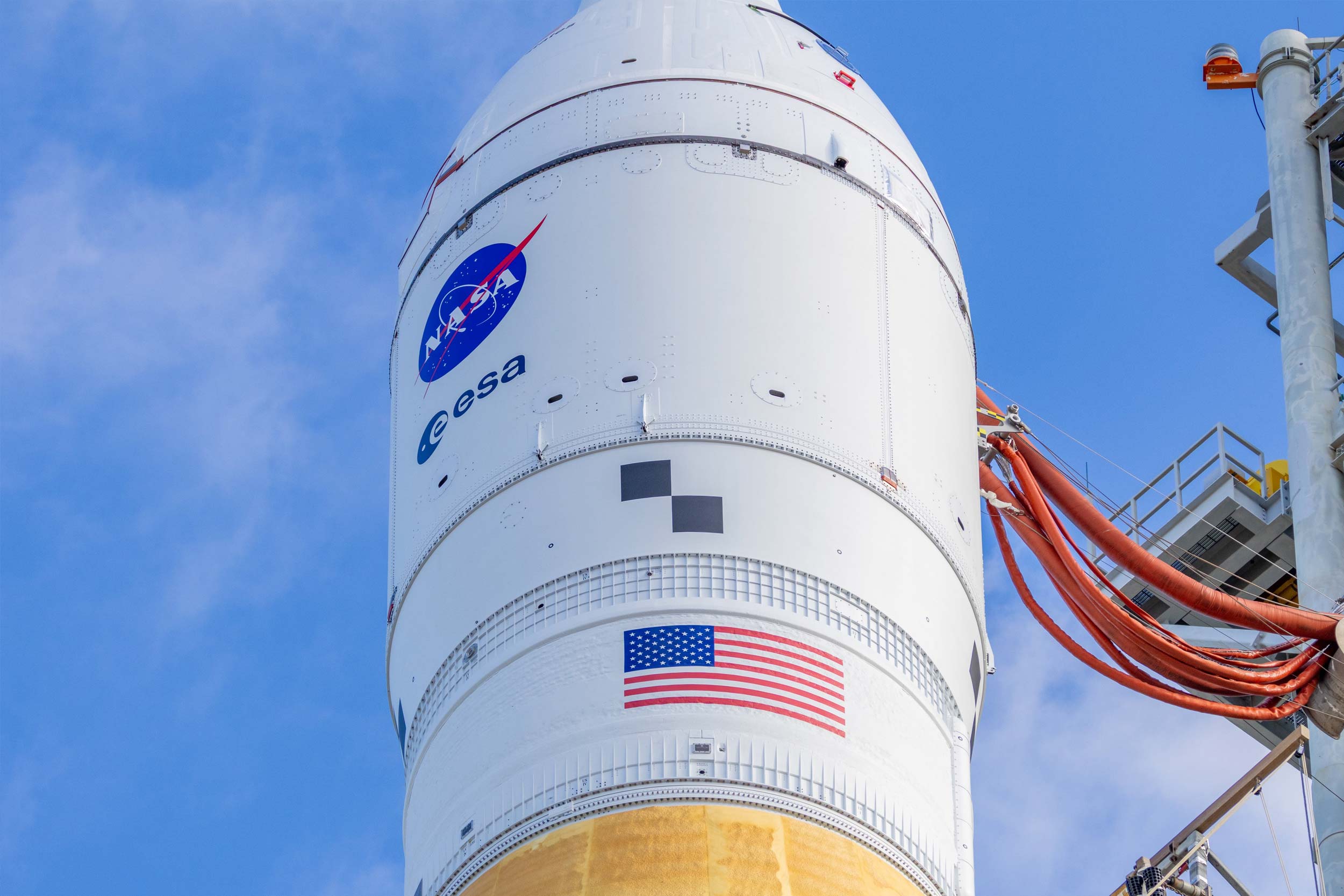 Sls Orion Command Module NASA вивезла SLS і Orion на старт: місія Artemis II готується до ...
