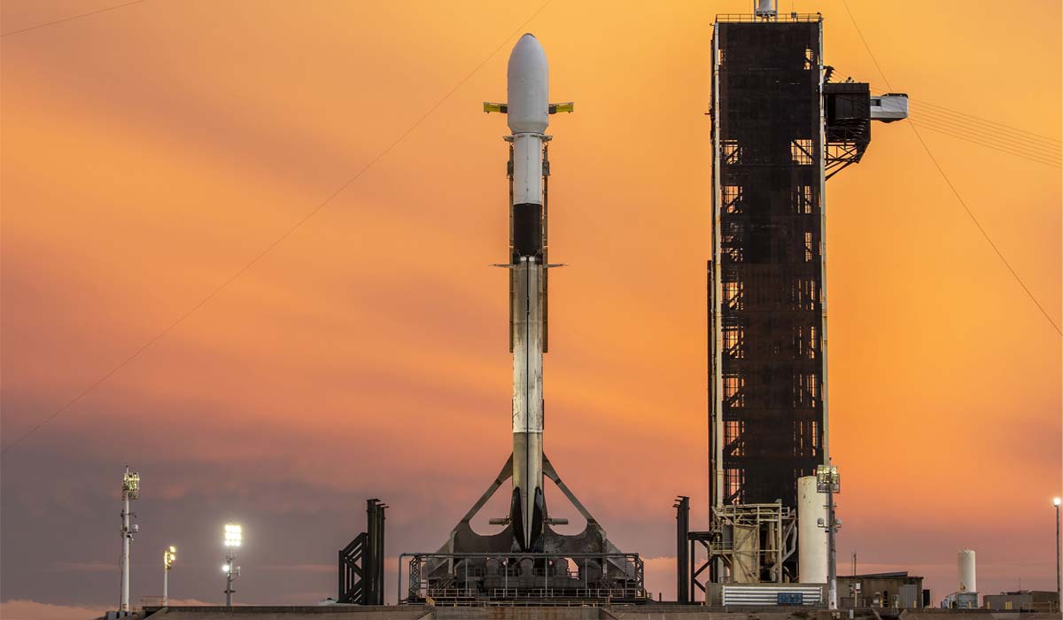 Ракета Falcon-9 на стартовом столе космического центра им. Кеннеди