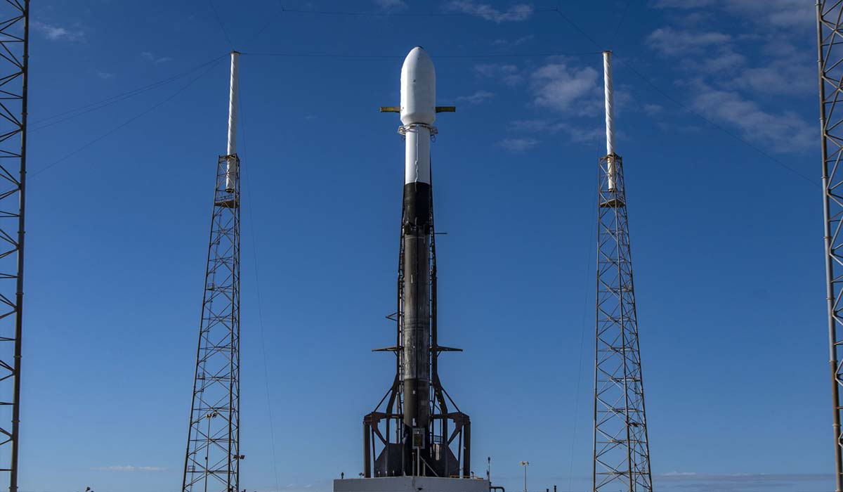 Ракета Falcon 9 Block 5 на старте