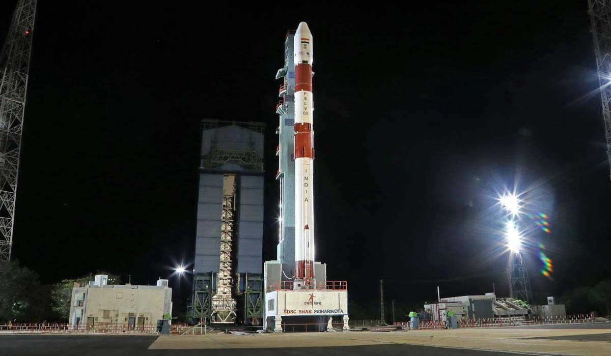 индийская орбитальная ракета PSLV на стартовом столе